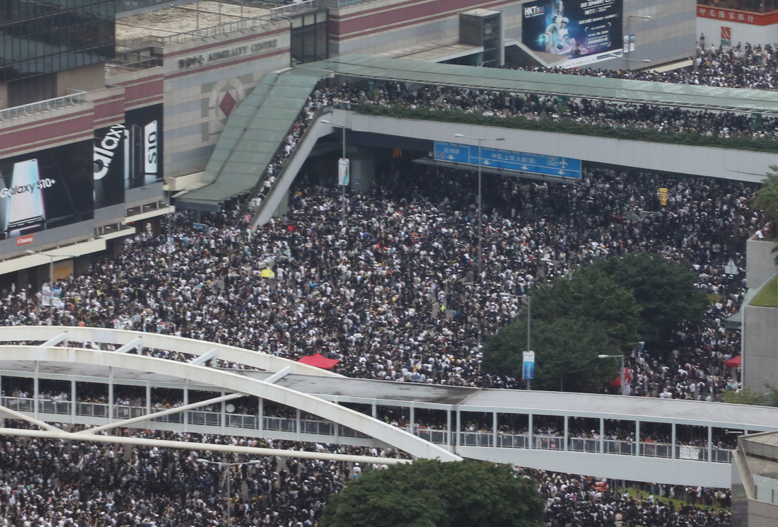 Đụng độ dữ dội giữa cảnh sát và người biểu tình ở Hong Kong - Ảnh 9.
