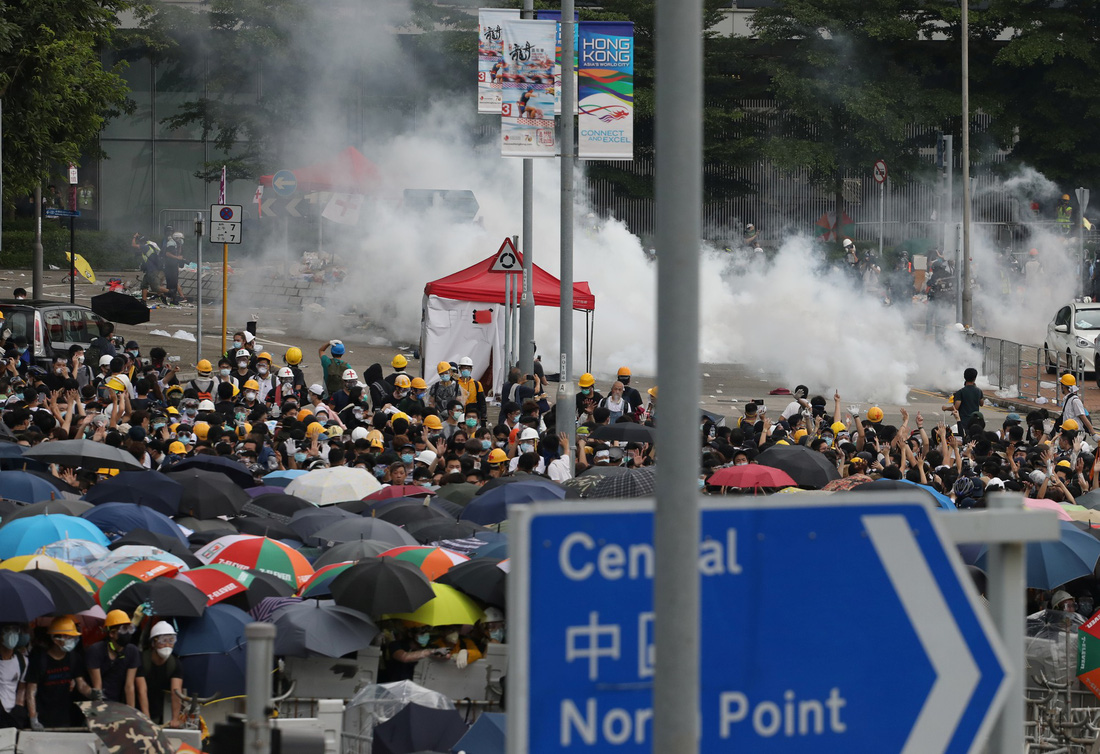 Đụng độ dữ dội giữa cảnh sát và người biểu tình ở Hong Kong - Ảnh 4.