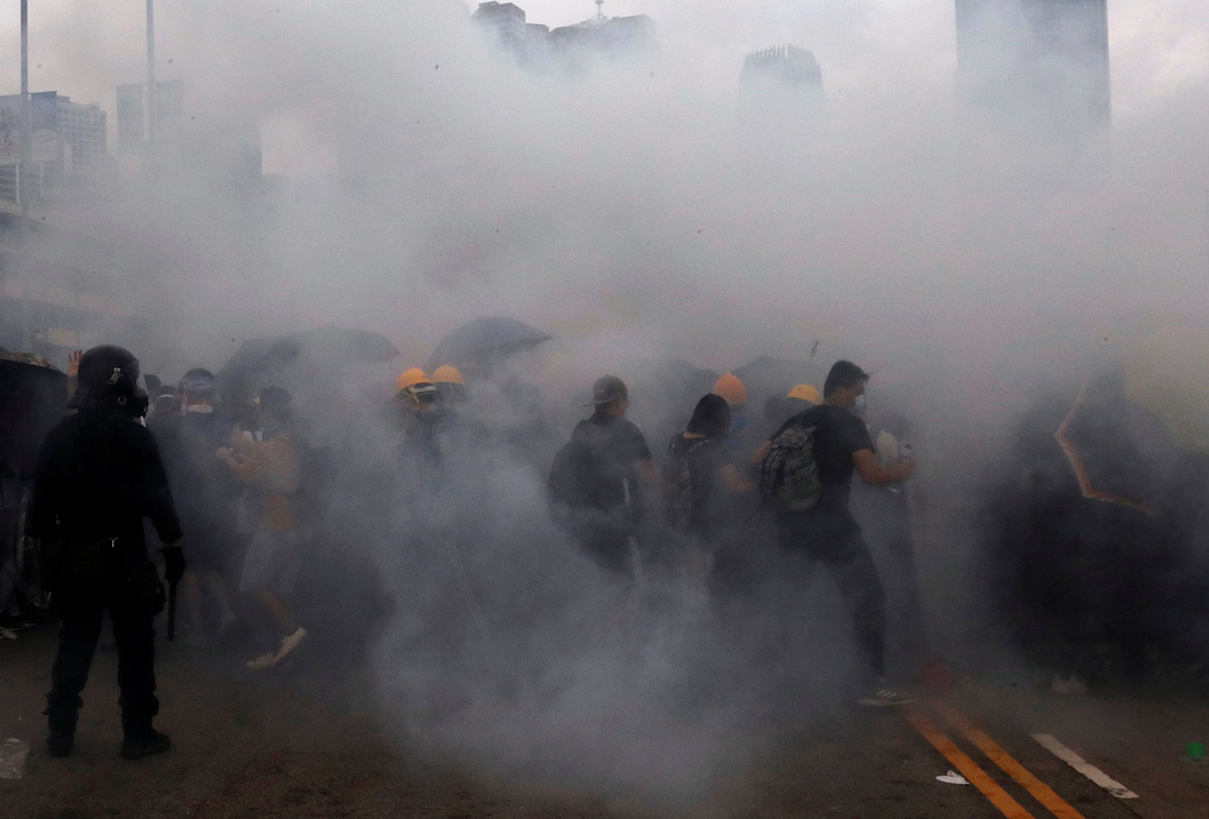 Đụng độ dữ dội giữa cảnh sát và người biểu tình ở Hong Kong - Ảnh 1.