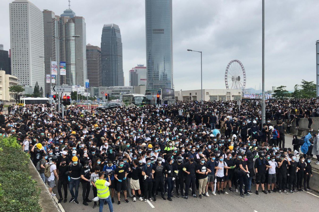 Biển người biểu tình Hong Kong chiếm giữ các đường lớn - Ảnh 1.