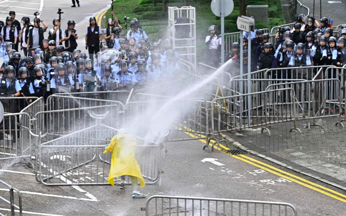 Đụng độ dữ dội giữa cảnh sát và người biểu tình ở Hong Kong - Ảnh 7.