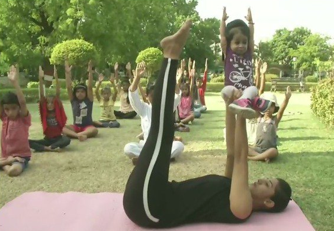 Tập yoga khắp nơi trên địa cầu chào mừng Ngày quốc tế yoga - Ảnh 3.