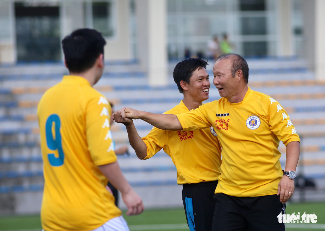 HLV Park Hang Seo đá bóng với các nhà báo thể thao Hà Nội - Ảnh 3.