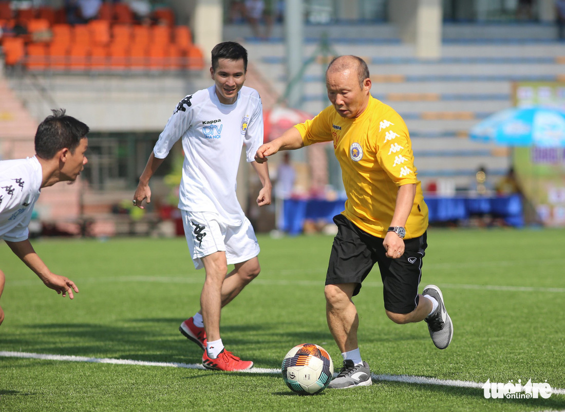 HLV Park Hang Seo đá bóng với các nhà báo thể thao Hà Nội - Ảnh 4.