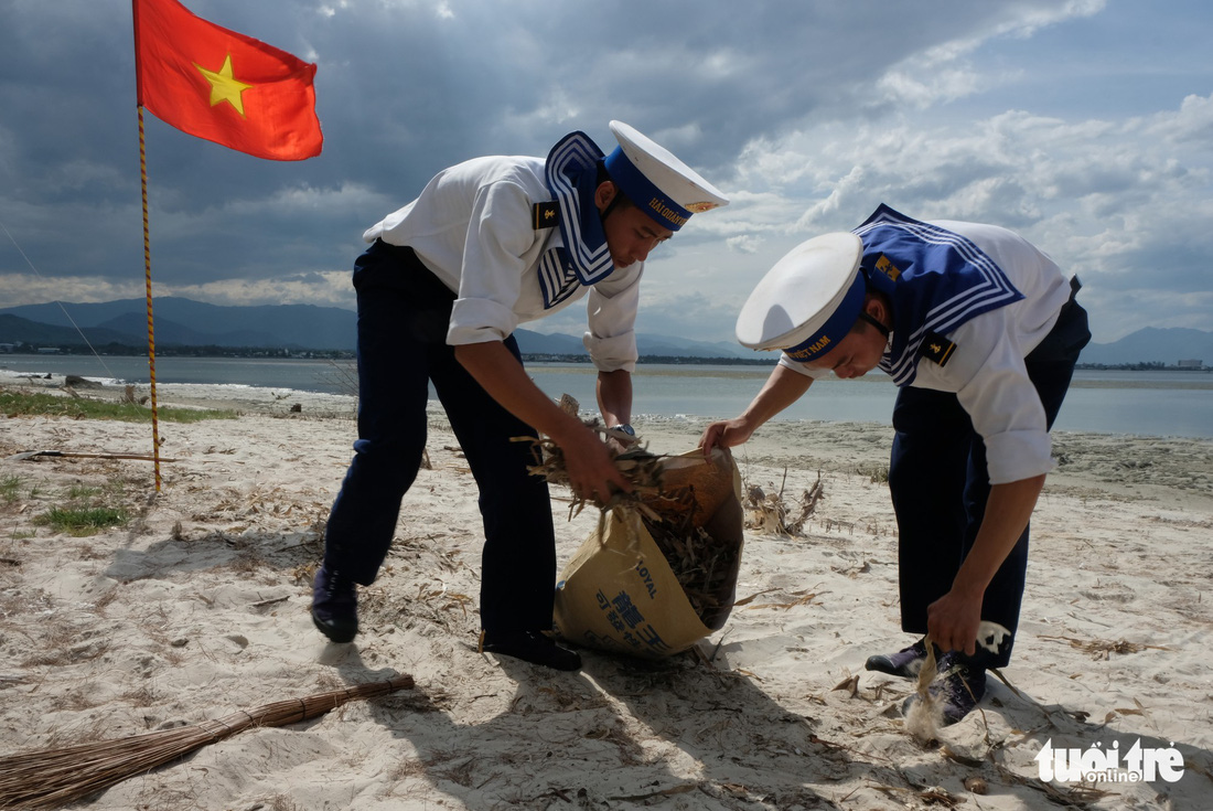 4.000 cán bộ, chiến sĩ hải quân cùng nhau làm sạch biển Cam Ranh - Ảnh 4.