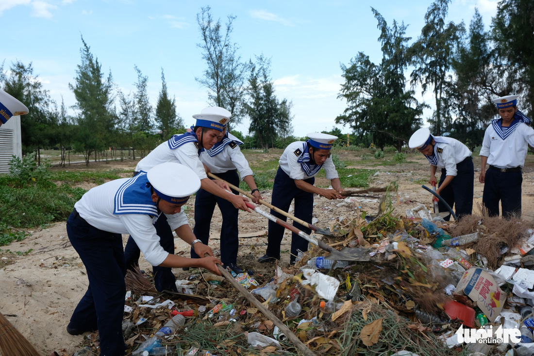 4.000 cán bộ, chiến sĩ hải quân cùng nhau làm sạch biển Cam Ranh - Ảnh 7.