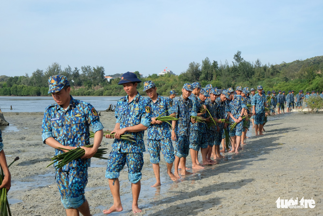 4.000 cán bộ, chiến sĩ hải quân cùng nhau làm sạch biển Cam Ranh - Ảnh 10.