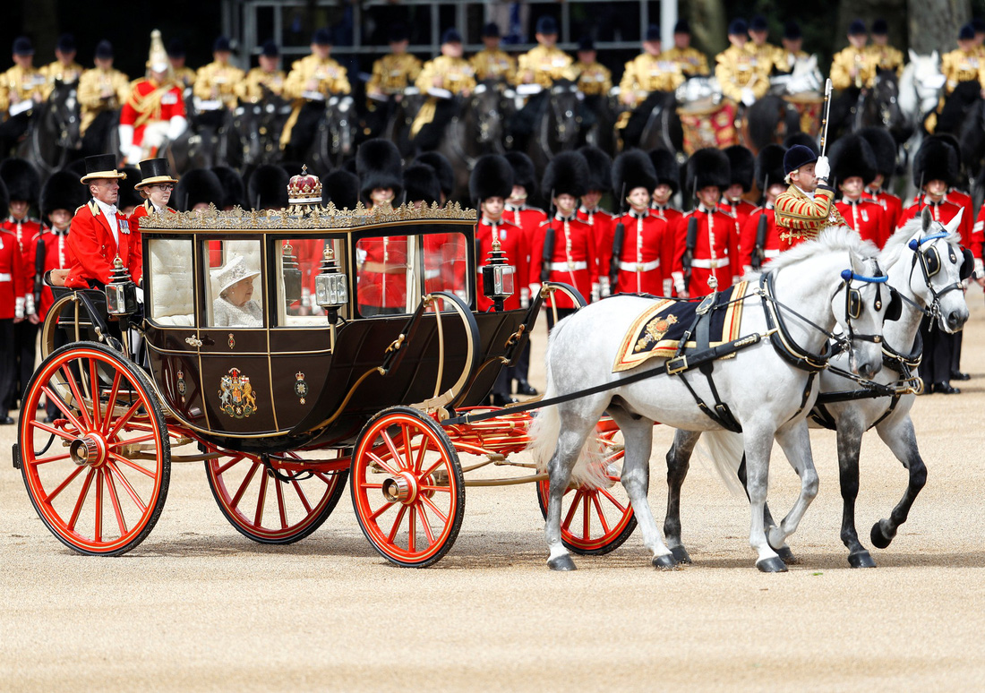 Xem hình ảnh hoành tráng lễ diễu hành mừng sinh nhật Nữ hoàng Anh - Ảnh 6.