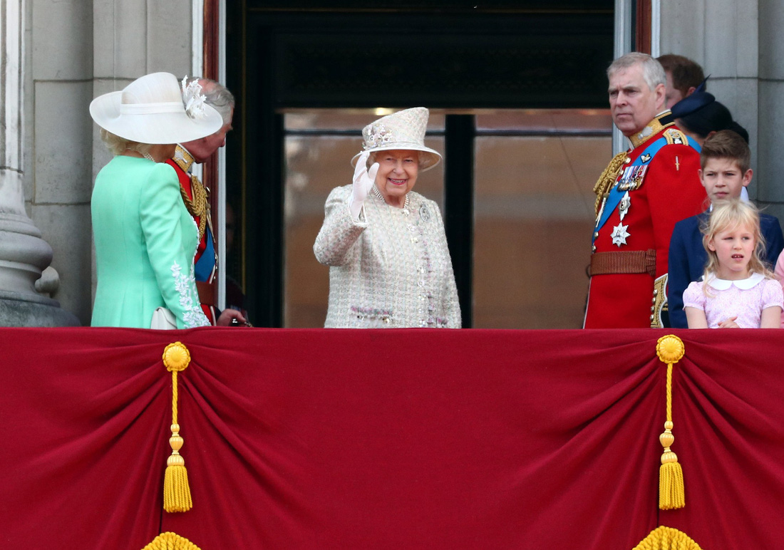 Xem hình ảnh hoành tráng lễ diễu hành mừng sinh nhật Nữ hoàng Anh - Ảnh 1.