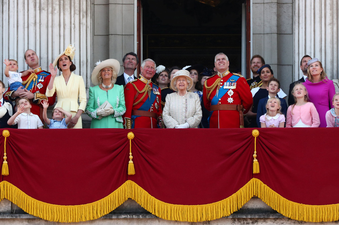 Xem hình ảnh hoành tráng lễ diễu hành mừng sinh nhật Nữ hoàng Anh - Ảnh 9.