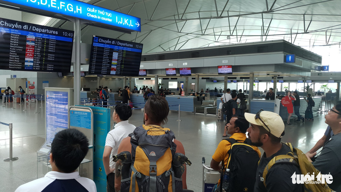 Hành khách hết chói tai với tiếng loa ở nhà ga quốc tế Tân Sơn Nhất - Ảnh 1.