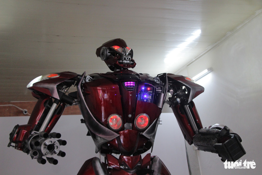 Làm robot khổng lồ từ phế liệu nhựa - Ảnh 8.