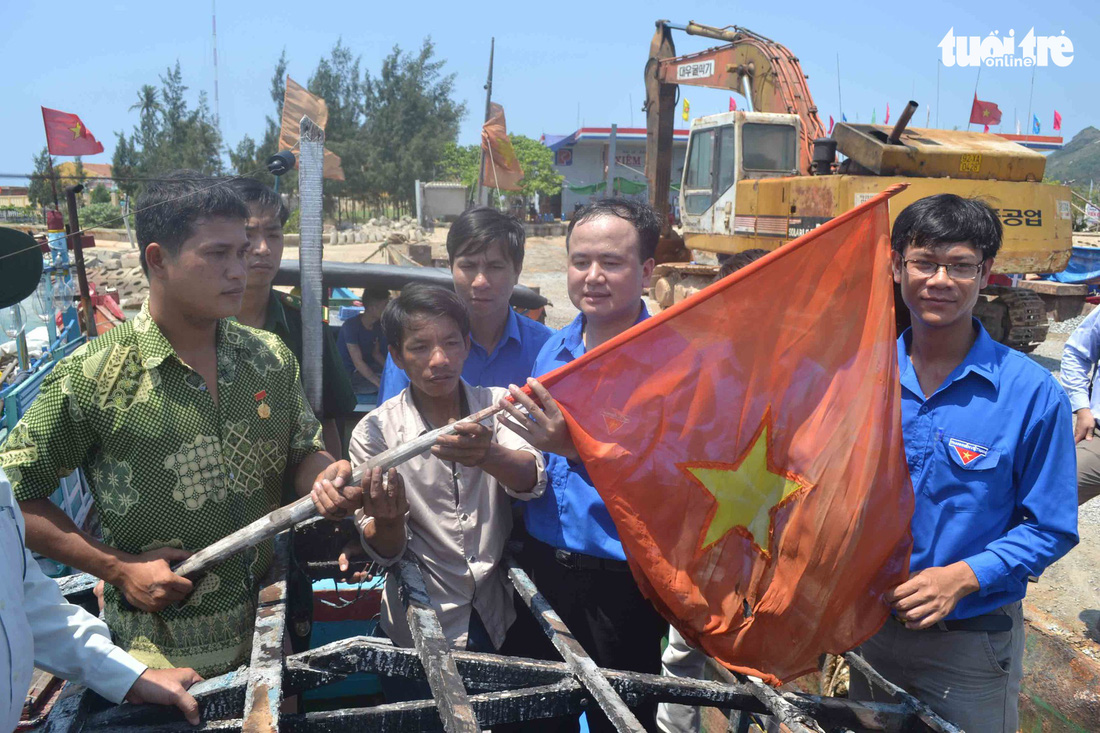 Anh ngư dân cứu 32 người Trung Quốc từng bị tàu Trung Quốc bắn cháy tàu - Ảnh 1.