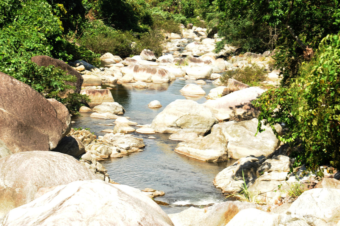 Phượt ngang đường Hồ Chí Minh, nhớ ghé suối mát Đắk Gà - Ảnh 5.