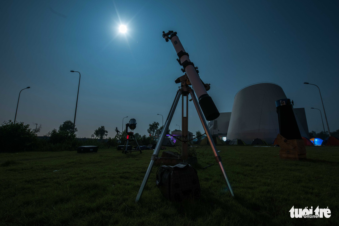 Ngắm nguyệt thực tại đài thiên văn lớn nhất miền Bắc - Ảnh 1.