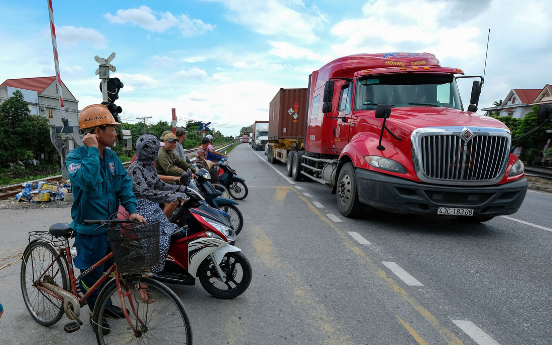 Tai nạn giao thông liên tiếp trên quốc lộ 5: Hiểm họa từ lối mở sang đường - Ảnh 1.