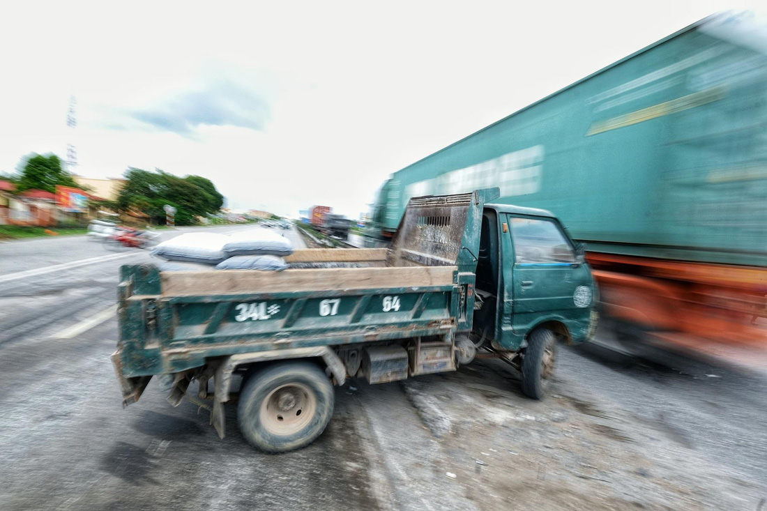 Sau vụ tai nạn 6 người chết ở Hải Dương, người dân vẫn liều mình qua đường - Ảnh 6.