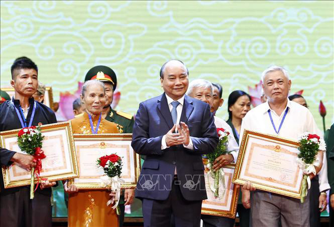 Thủ tướng Nguyễn Xuân Phúc tri ân thương bệnh binh và người có công - Ảnh 1.
