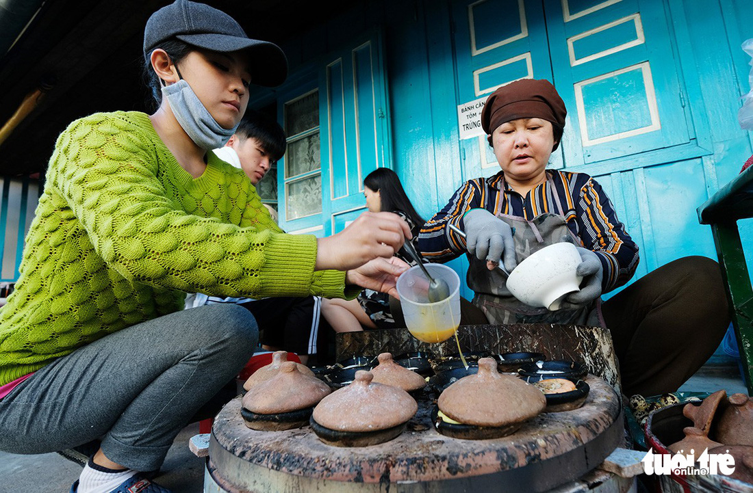 Đến Đà Lạt nhất định phải ăn bánh căn - Ảnh 2.