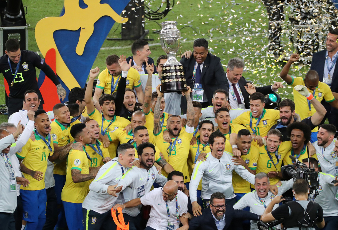 Tuyển Brazil tưng bừng mừng ngôi vương ở Copa America 2019 - Ảnh 10.
