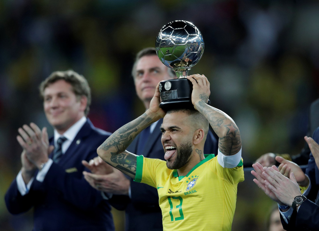 Tuyển Brazil tưng bừng mừng ngôi vương ở Copa America 2019 - Ảnh 8.