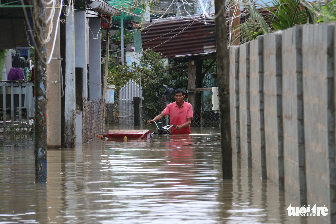 Phú Quốc nhiều nơi vẫn ngập sâu gần 2m dù mưa đã ngớt - Ảnh 6.