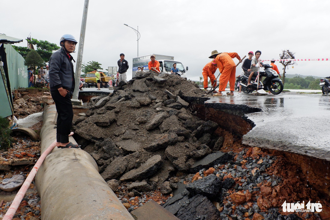 Phú Quốc nhiều nơi vẫn ngập sâu gần 2m dù mưa đã ngớt - Ảnh 10.