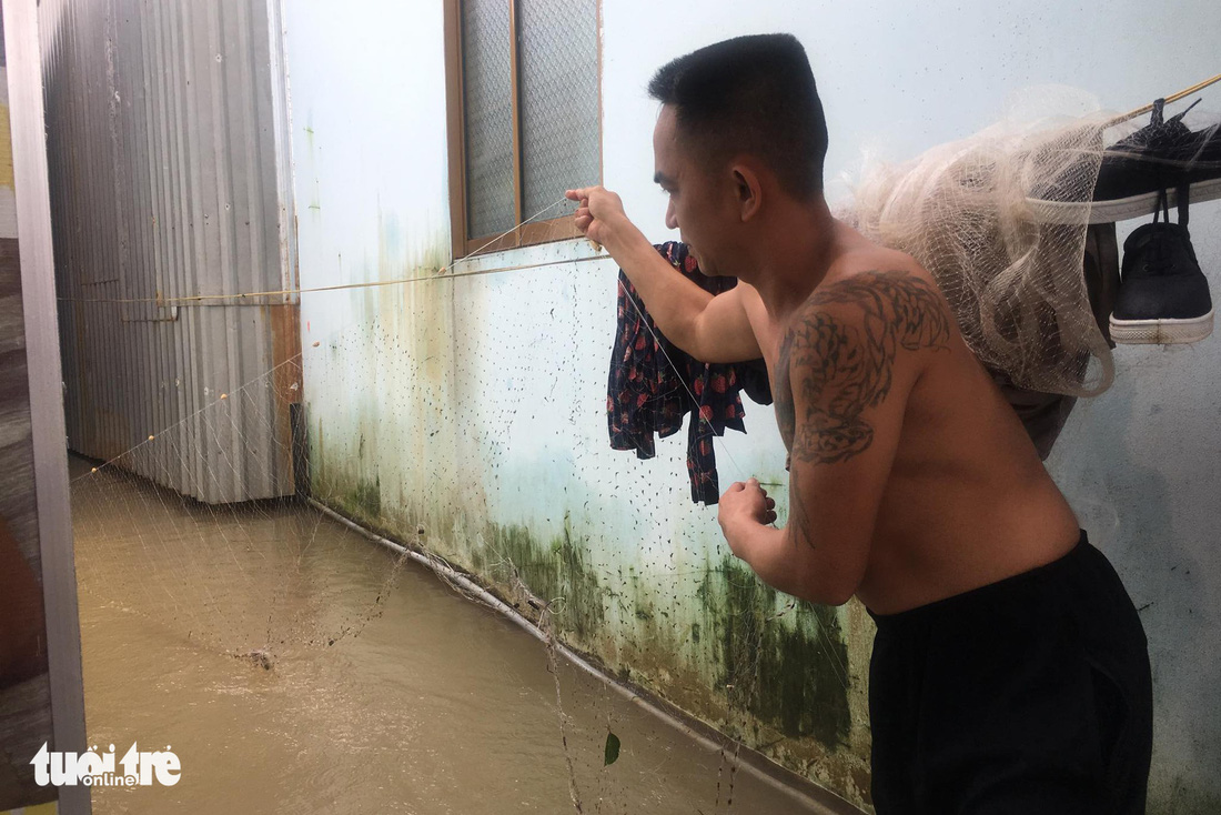Phú Quốc nhiều nơi vẫn ngập sâu gần 2m dù mưa đã ngớt - Ảnh 8.