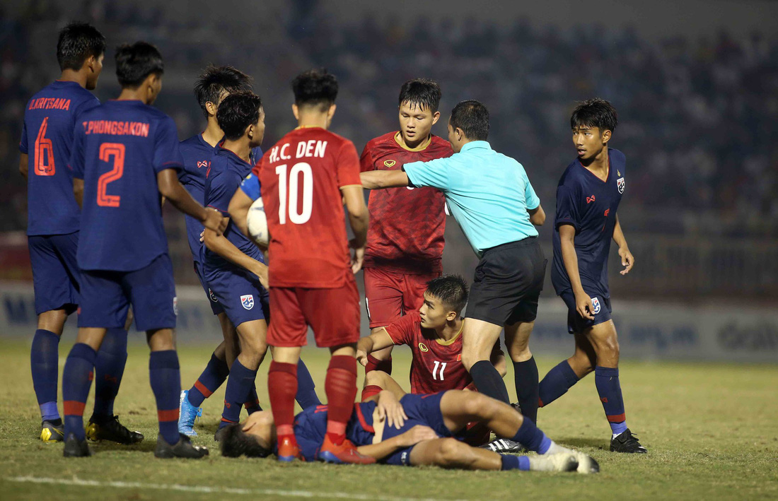 Những pha va chạm nảy lửa giữa U18 Việt Nam và Thái Lan - Ảnh 1.