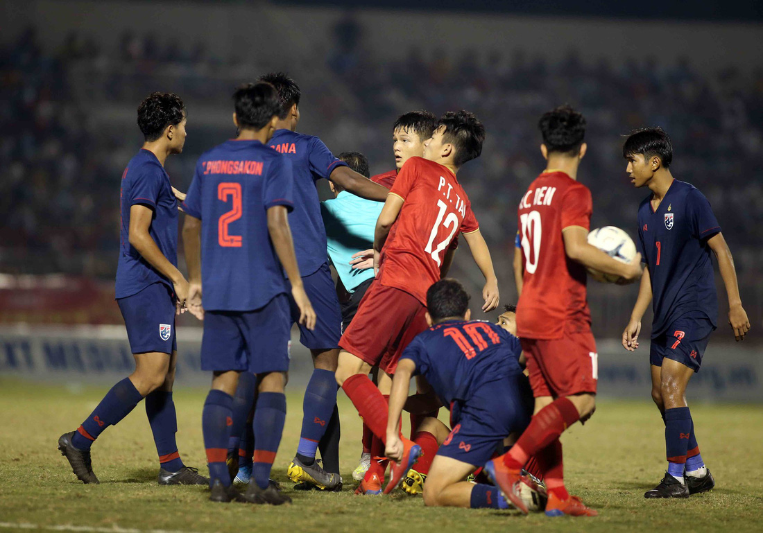 Những pha va chạm nảy lửa giữa U18 Việt Nam và Thái Lan - Ảnh 2.