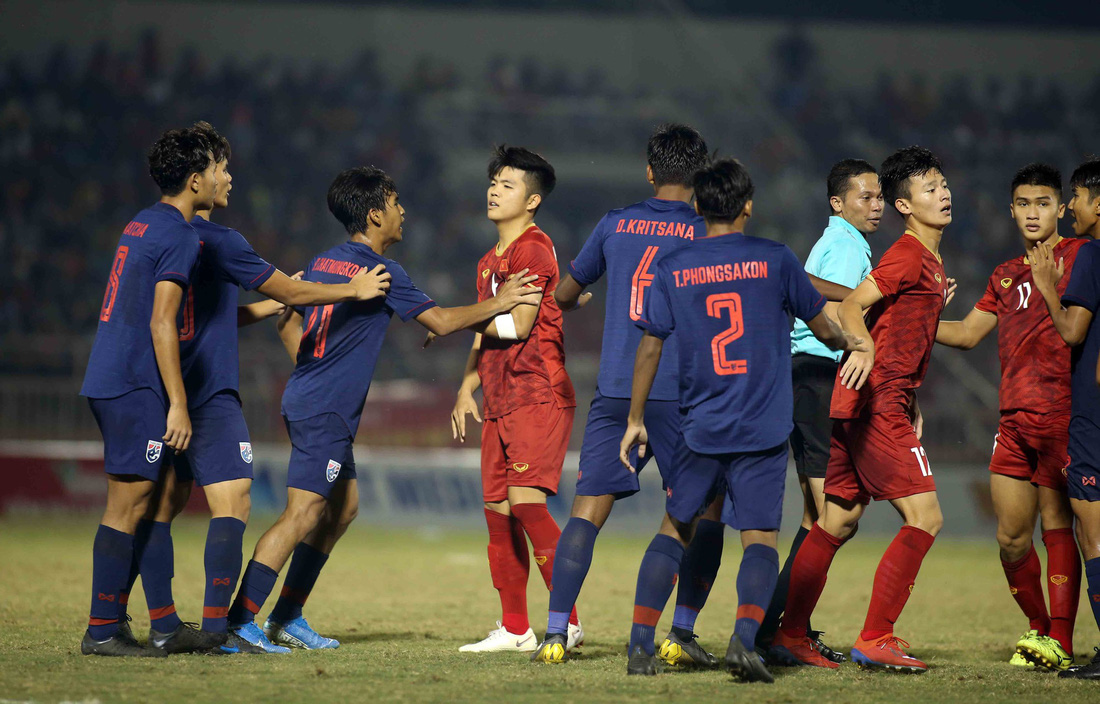 Những pha va chạm nảy lửa giữa U18 Việt Nam và Thái Lan - Ảnh 3.