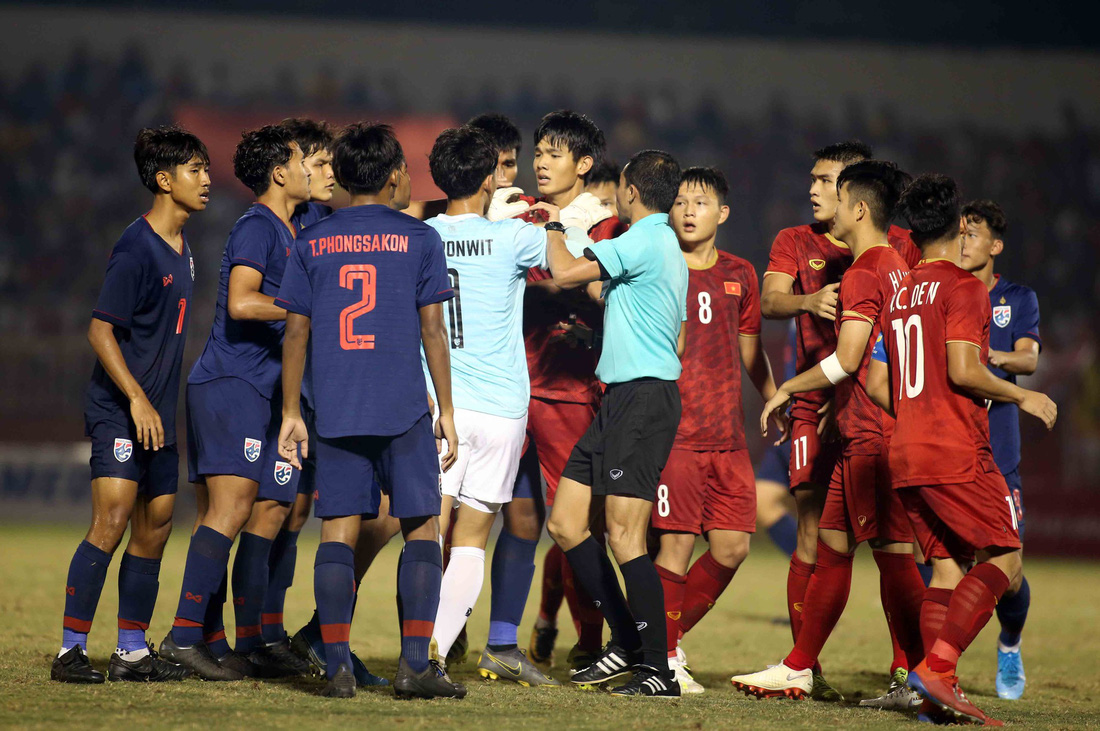 Những pha va chạm nảy lửa giữa U18 Việt Nam và Thái Lan - Ảnh 5.