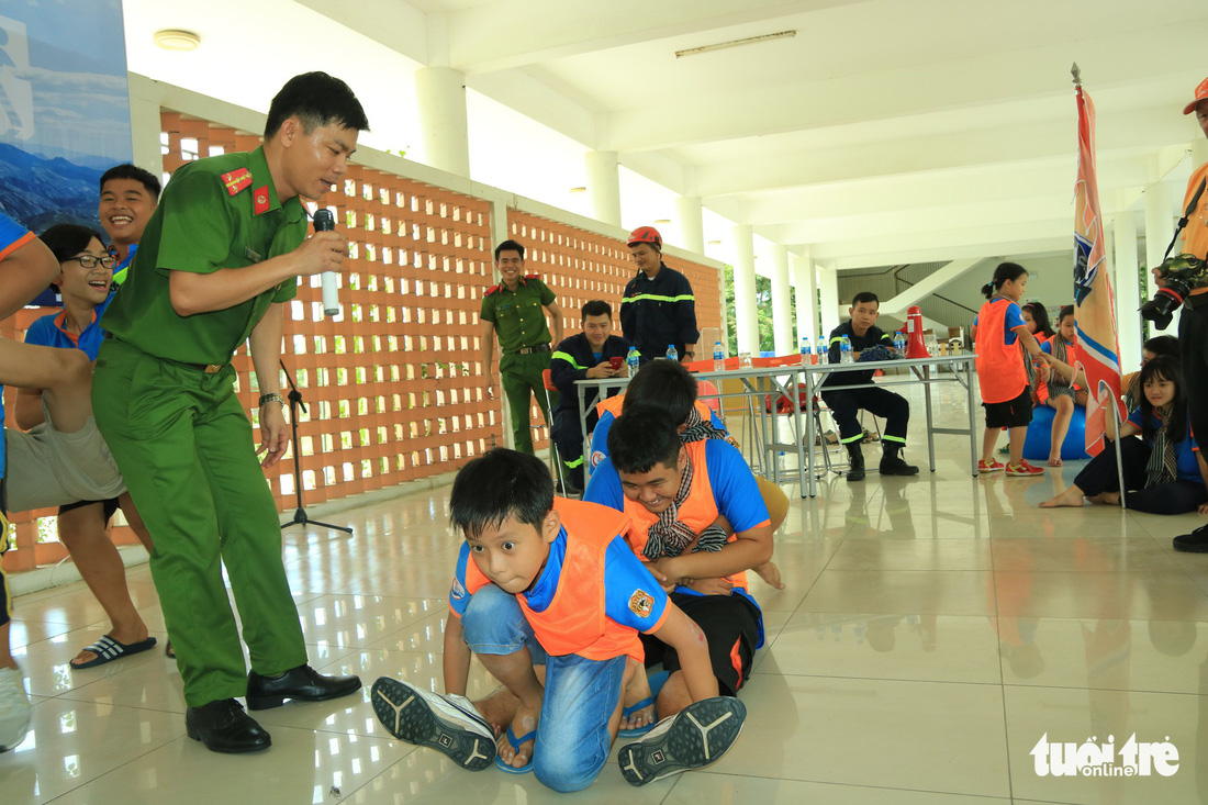 Khi trẻ em đu dây thoát hiểm hỏa hoạn như thật cùng cảnh sát - Ảnh 14.