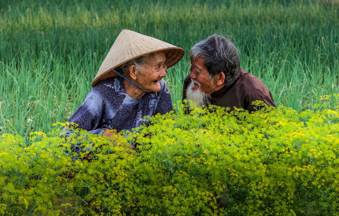 Hai cụ già Việt Nam mãi yêu vào top 50 giải ảnh quốc tế về tình yêu - Ảnh 1.