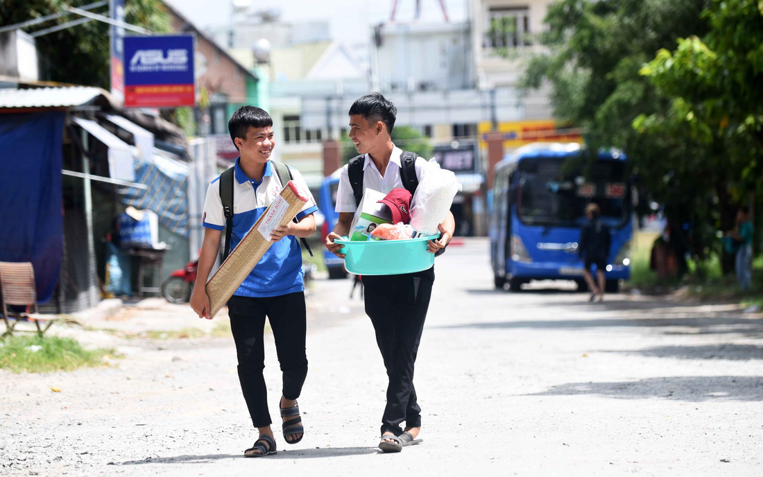 Đốm sáng trong ngôi nhà tăm tối - Ảnh 8.