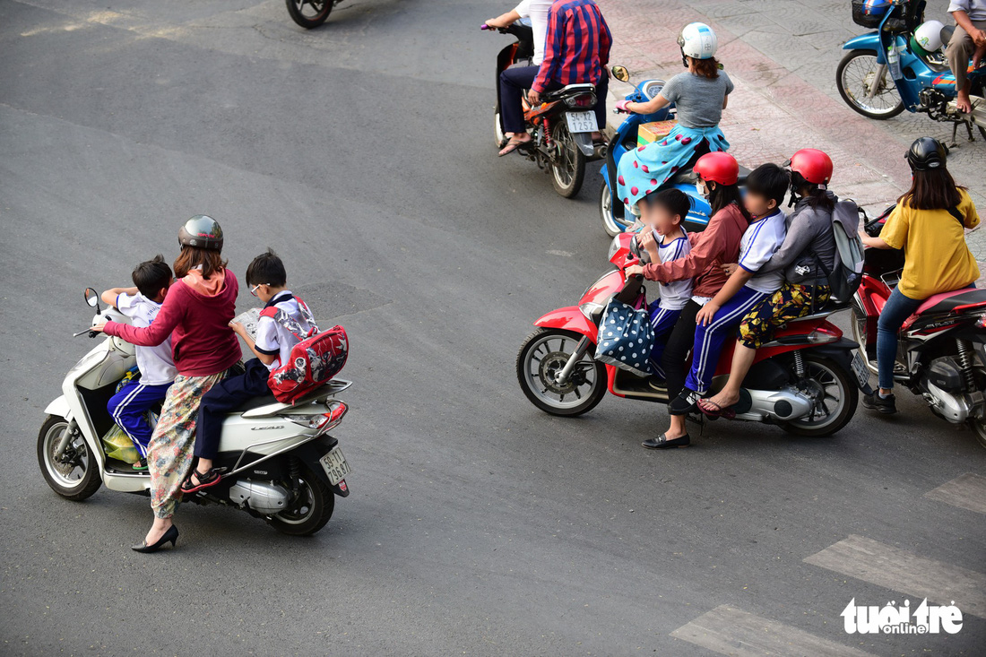 Xốn mắt với cảnh chở con nhỏ không đội nón bảo hiểm - Ảnh 7.