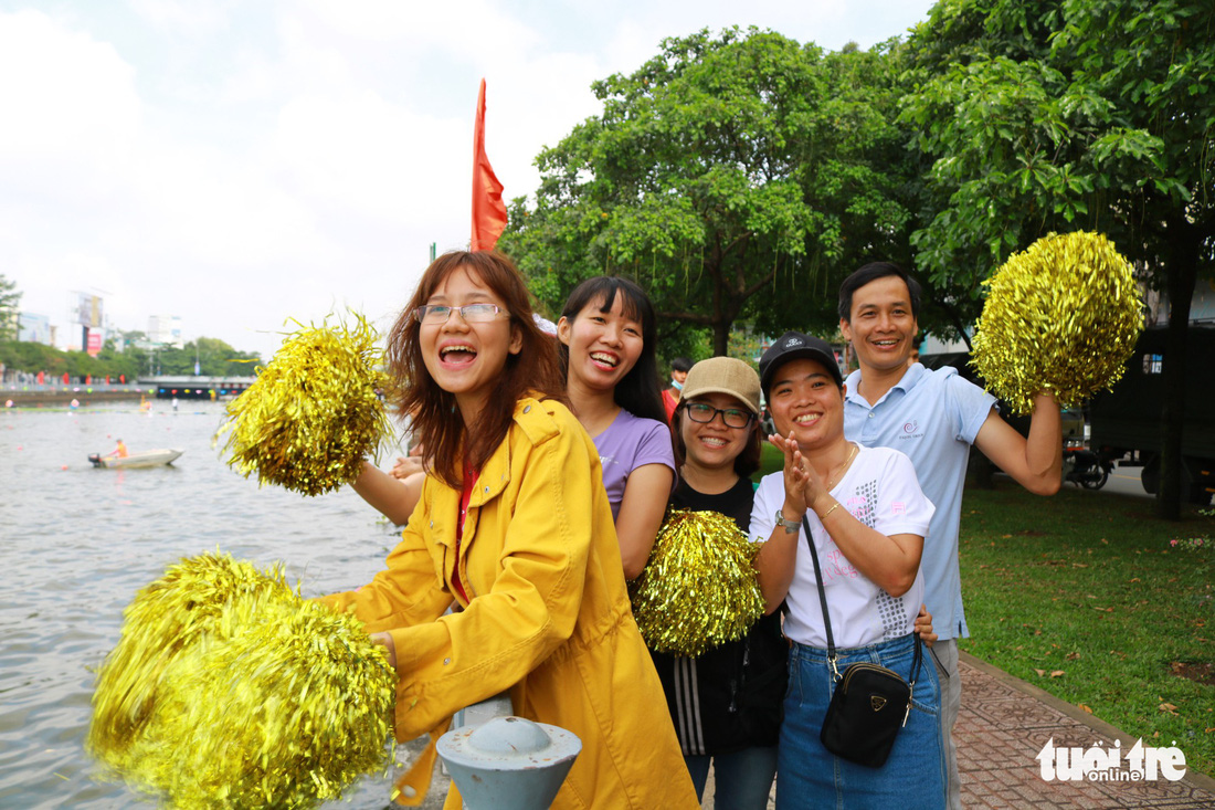 Trống thúc, thuyền dong vun vút trên kênh Nhiêu Lộc - Thị Nghè - Ảnh 4.