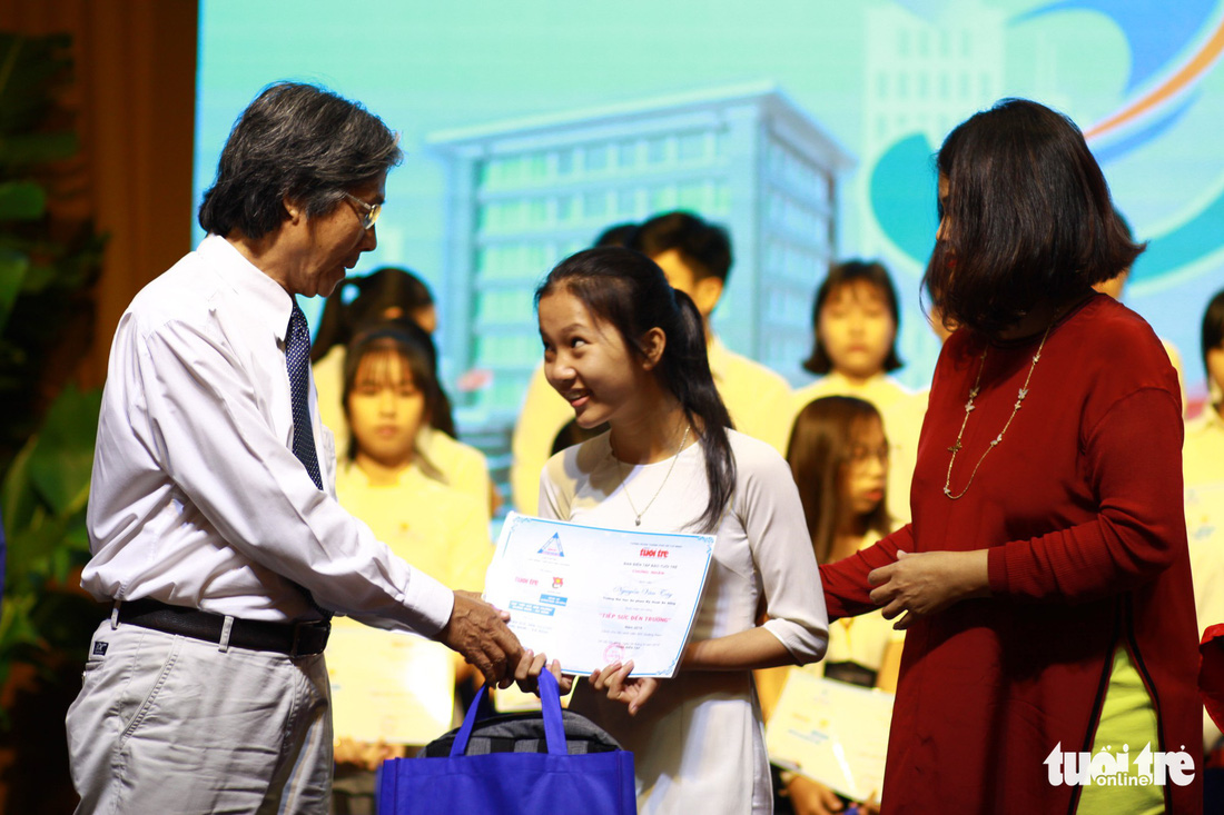 Trao 150 suất học bổng Tiếp sức đến trường cho tân sinh viên Quảng Nam - Đà Nẵng - Ảnh 1.