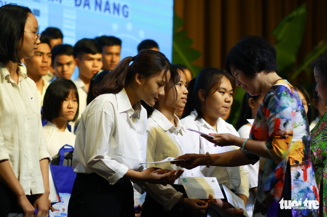 Trao 150 suất học bổng Tiếp sức đến trường cho tân sinh viên Quảng Nam - Đà Nẵng - Ảnh 5.