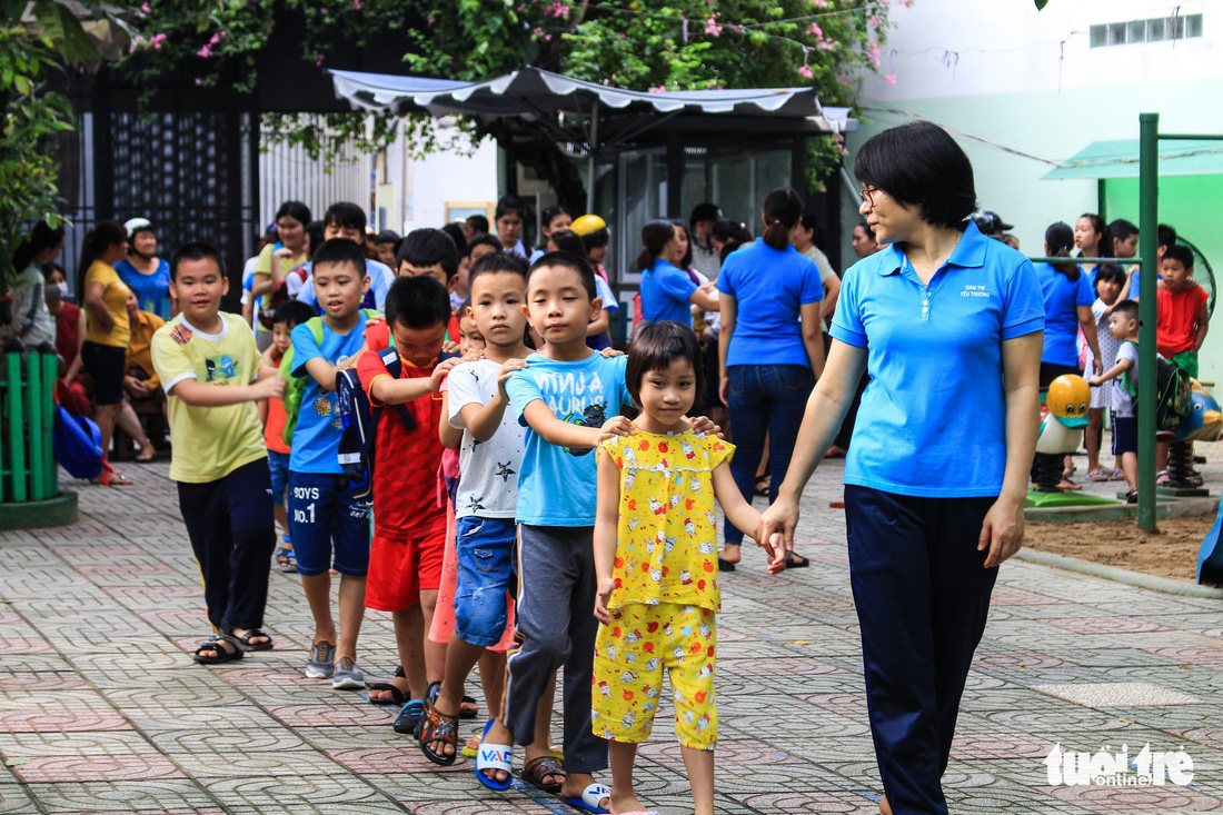 Ngôi trường không tiếng đọc bài, học trò chủ yếu xới đất, trồng hoa... - Ảnh 2.