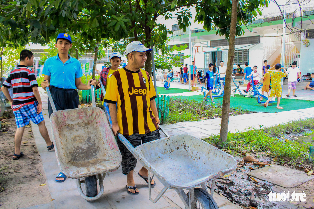 Ngôi trường không tiếng đọc bài, học trò chủ yếu xới đất, trồng hoa... - Ảnh 3.