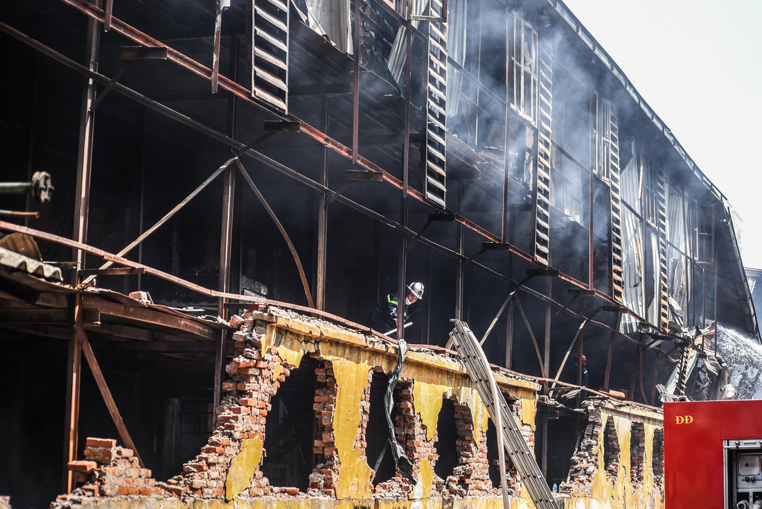 Cận cảnh tan hoang sau vụ cháy Công ty Rạng Đông - Ảnh 5.