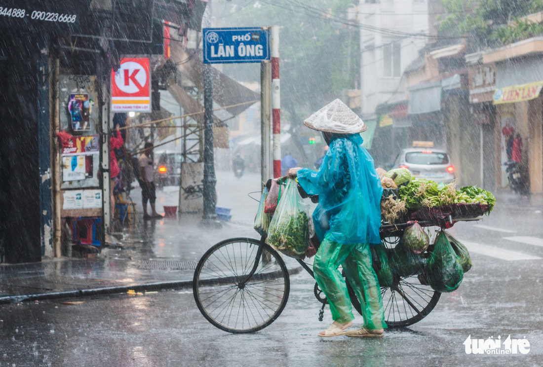 Mưa bão vẫn ráng mưu sinh ở Hà Nội - Ảnh 10.