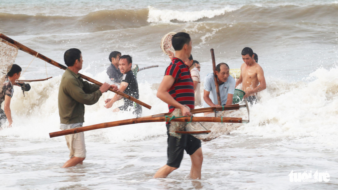 Cả trăm người dân, du khách tụ về bờ biển nhặt sò, ngao sau bão số 4 - Ảnh 3.