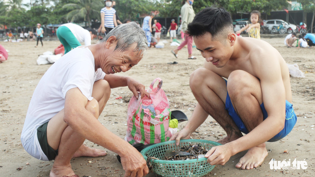 Cả trăm người dân, du khách tụ về bờ biển nhặt sò, ngao sau bão số 4 - Ảnh 4.