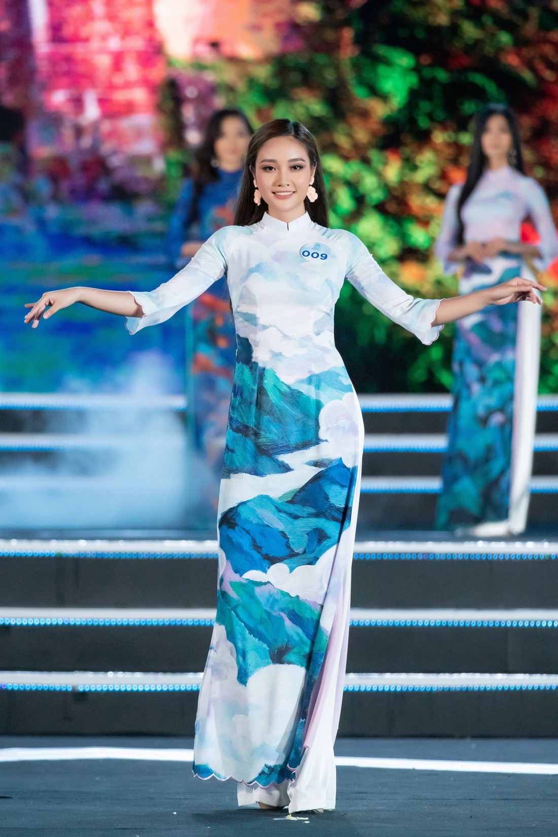 Bộ sưu tập áo dài đèo Hải Vân giúp Lương Thùy Linh đăng quang - Ảnh 5.