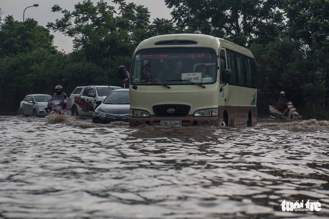 Khu đô thị ở Hà Nội ngập sâu, dân chèo thuyền dạo phố - Ảnh 9.