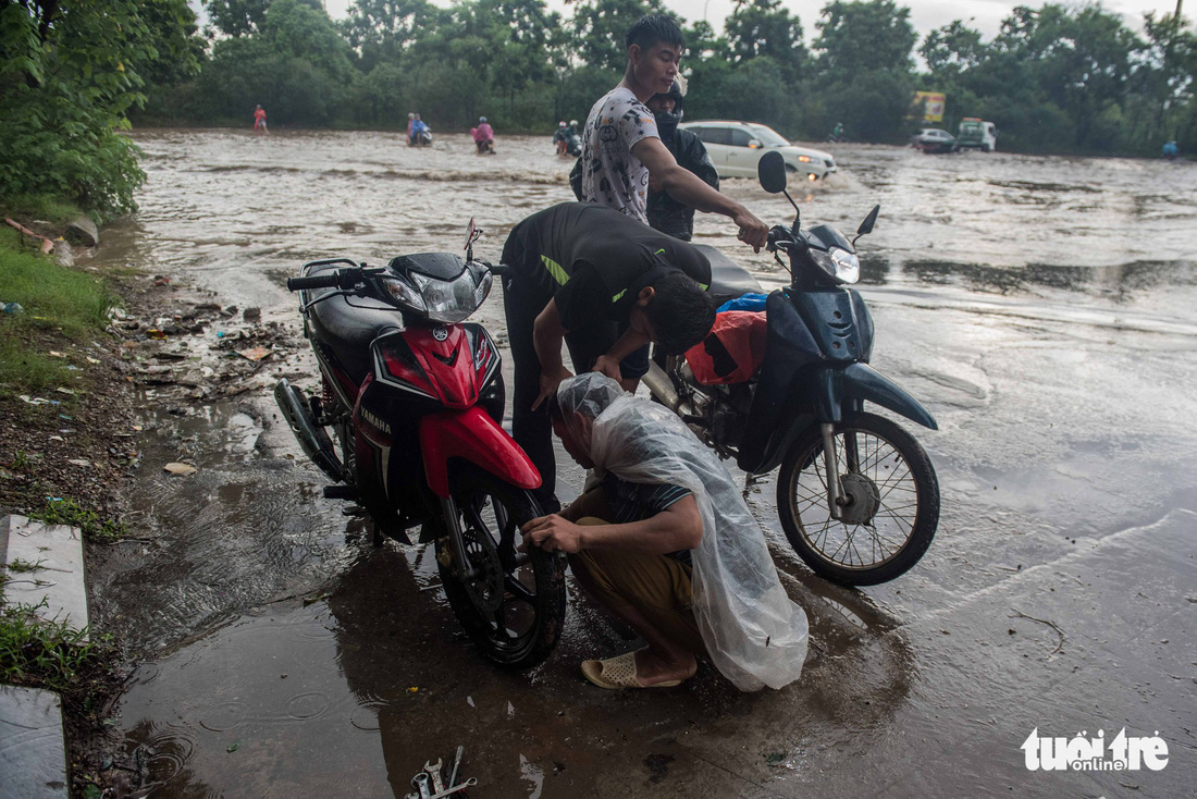 Khu đô thị ở Hà Nội ngập sâu, dân chèo thuyền dạo phố - Ảnh 7.