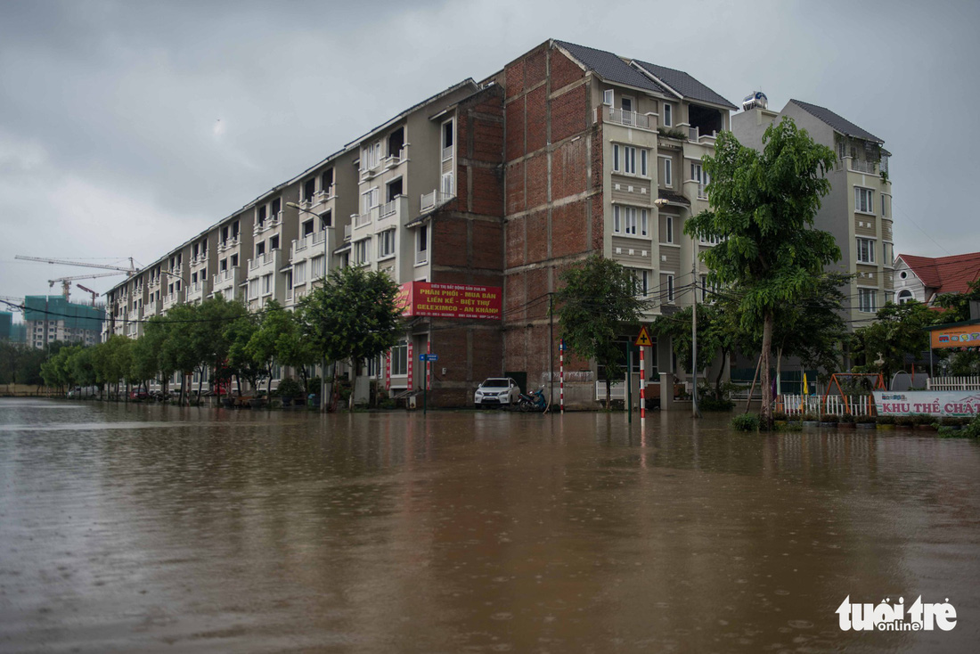 Khu đô thị ở Hà Nội ngập sâu, dân chèo thuyền dạo phố - Ảnh 2.
