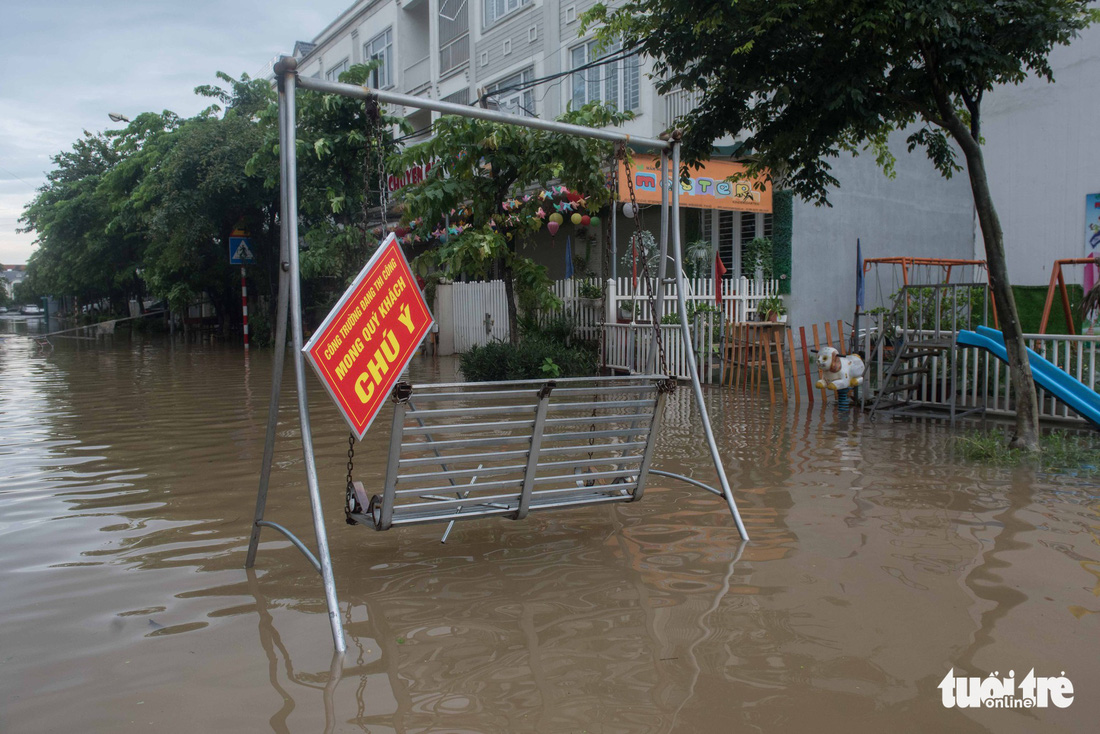 Khu đô thị ở Hà Nội ngập sâu, dân chèo thuyền dạo phố - Ảnh 3.